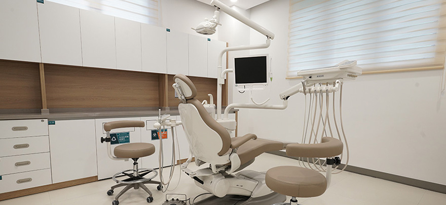 數控空氣消毒機嚴格消毒、每個工作日結束紫外線照射、保持通風良好,力求畀你舒適嘅診療空間。